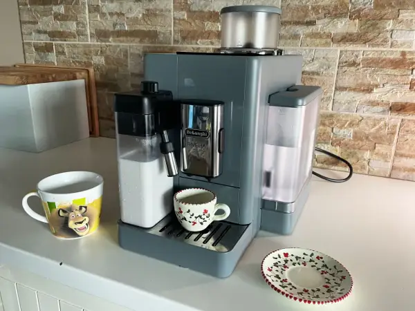 Macchina caffè DeLonghi Rivelia: come funziona per un caffè perfetto. Serbatoio latte e acqua pronti.