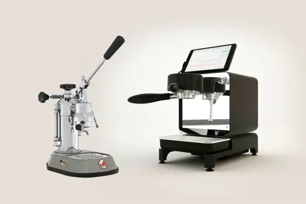 Macchina caffè vintage e moderna con tablet per controllare la resistenza e le prestazioni.