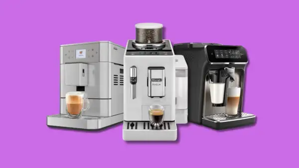 Tre macchine da caffè automatiche, una bianca con chicchi visibili, una grigia e una nera, pronte a preparare il tuo espresso.