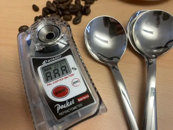 Un rifrattometro a cosa serve? Questo strumento misura la concentrazione di zuccheri nel caffè, aiutando a ottenere l'estrazione perfetta.