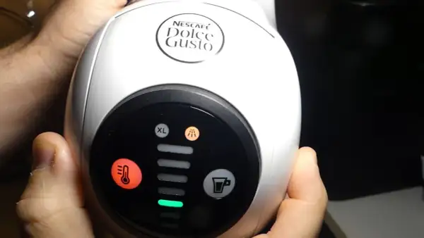Spia decalcificazione Dolce Gusto accesa, indica che la macchina necessita di manutenzione.