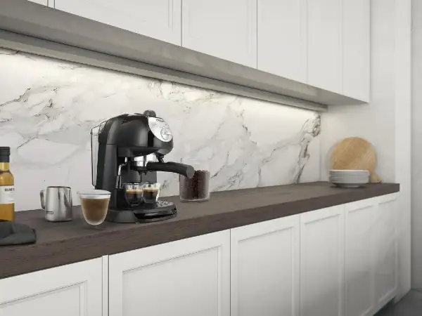 Macchina da caffè DeLonghi EC 201 CD B con due espresso pronti. Nessun problema visibile, solo un'elegante cucina moderna.