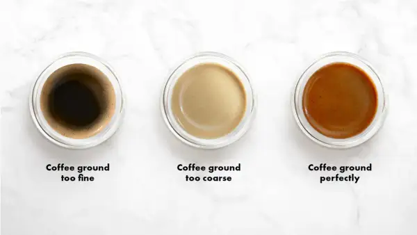 Tre tazzine mostrano la differenza tra macinatura troppo fine, troppo grossa e quella perfetta per un caffè espresso.