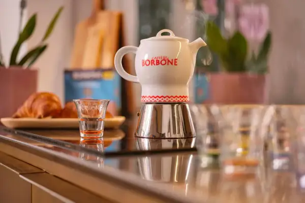 Moka Borbone fumante, con bicchierini e cornetti. Chissà perche il caffè non viene su, forse manca l'acqua?