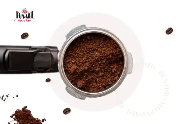 Il portafiltro è pieno di caffè macinato finemente, pronto per essere usato. Scopri come macinare caffè per macchina espresso.