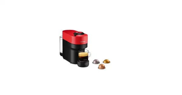 Macchina Nespresso Vertuo Pop rossa con caffè pronto e capsule. La luce rossa lampeggia, segnalando un'attesa.